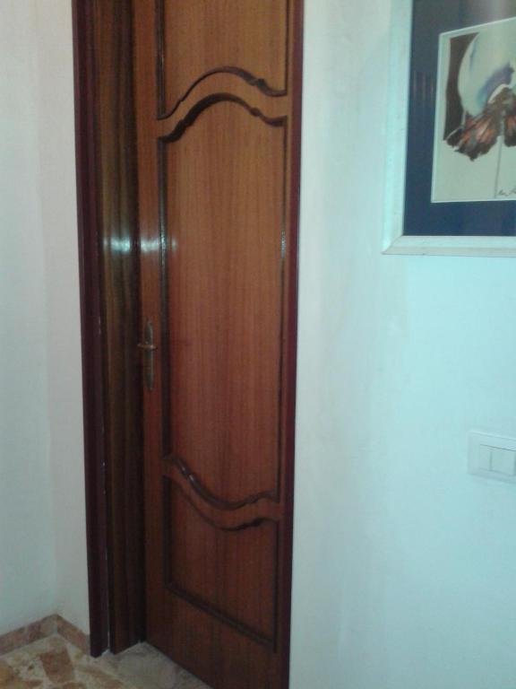 a wooden door in a room next to a wall at Gallipoli centro in Gallipoli