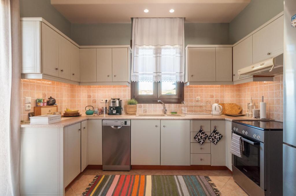 A kitchen or kitchenette at Naxos View