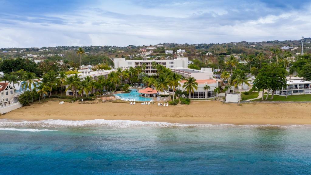 z powietrza widok na ośrodek na plaży w obiekcie Rincon of the Seas Grand Caribbean Hotel w mieście Rincón