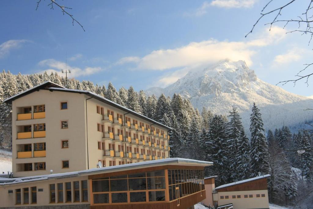 Nespecifikovaný výhled na hory nebo výhled na hory při pohledu z hotelu
