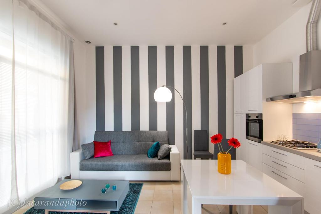 ein Wohnzimmer mit einem Sofa und einem Tisch in der Unterkunft La Suite di Bonnes Vacances in Pietrasanta