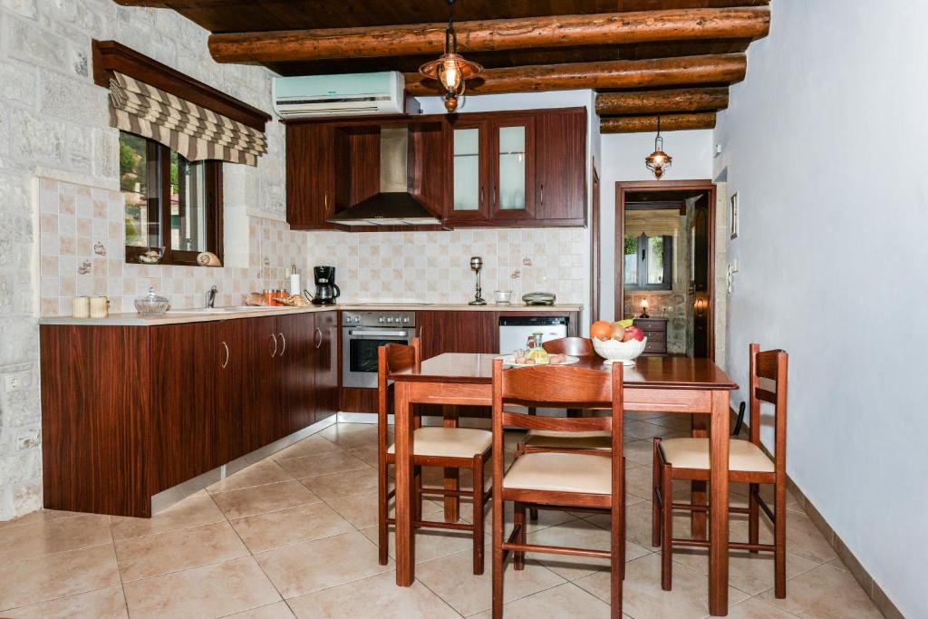 Kuchyň nebo kuchyňský kout v ubytování Ariadni Apartments