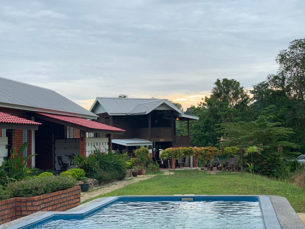 Bazén v ubytování Hujung Kampung Resort nebo v jeho okolí
