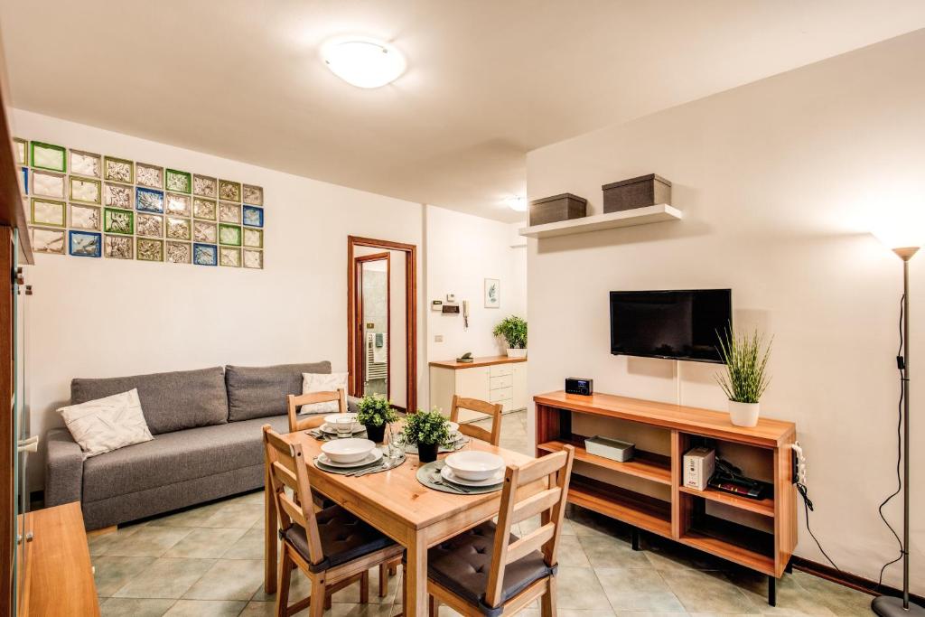 Telewizja i/lub zestaw kina domowego w obiekcie House between Rome and the sea