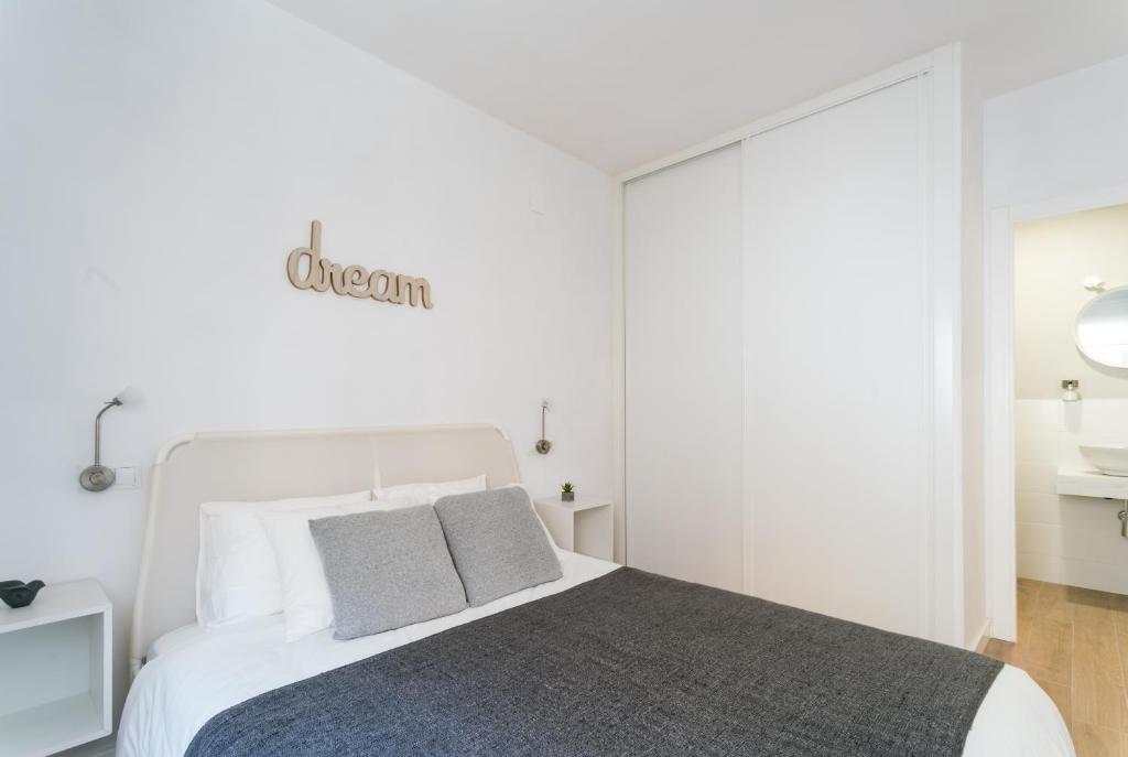 Posteľ alebo postele v izbe v ubytovaní TRIANA 3 Bedrooms & 2 bath Parking Included