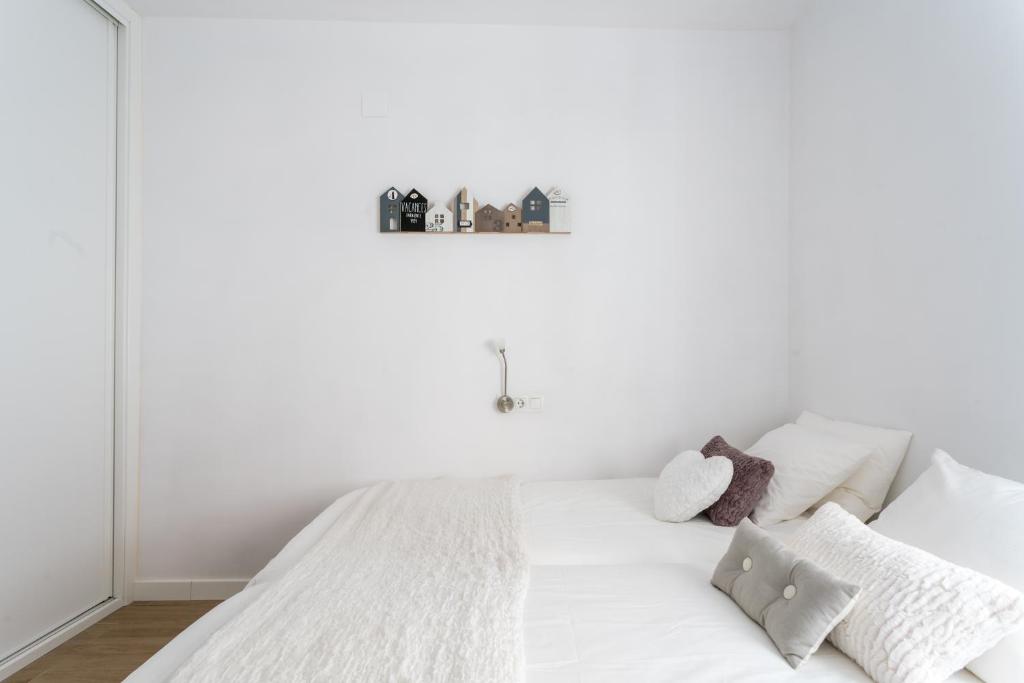 Posteľ alebo postele v izbe v ubytovaní TRIANA 3 Bedrooms & 2 bath Parking Included