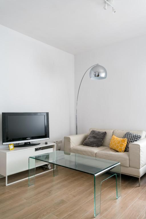 Televízia a/alebo spoločenská miestnosť v ubytovaní TRIANA 3 Bedrooms & 2 bath Parking Included