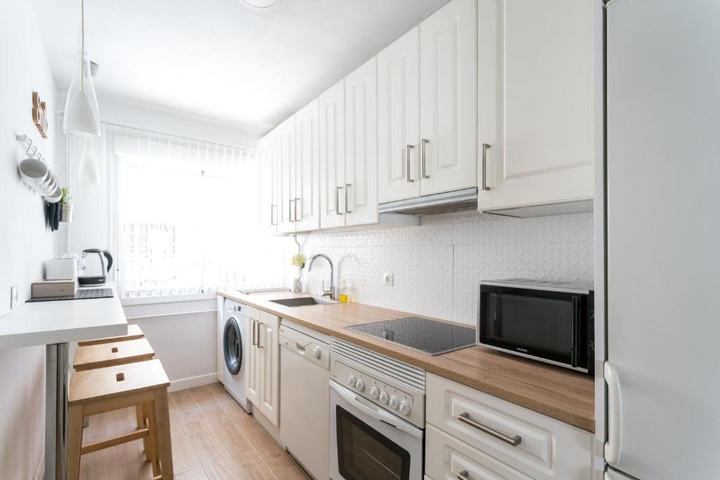 Kuchyňa alebo kuchynka v ubytovaní TRIANA 3 Bedrooms & 2 bath Parking Included