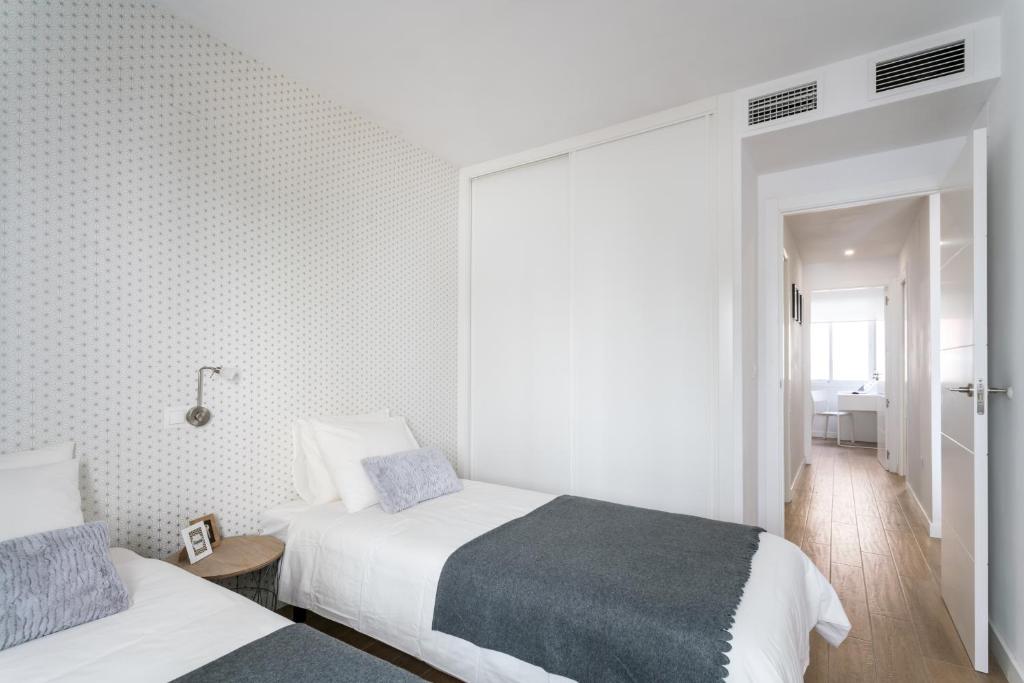 Posteľ alebo postele v izbe v ubytovaní TRIANA 3 Bedrooms & 2 bath Parking Included