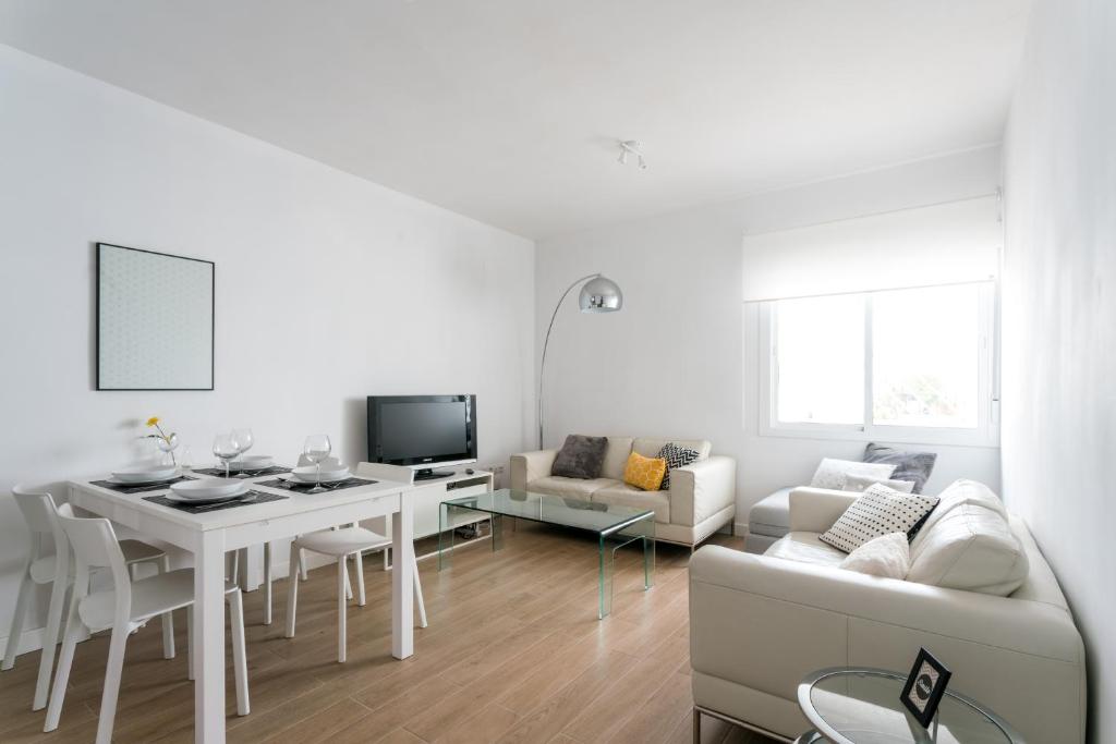 Televízia a/alebo spoločenská miestnosť v ubytovaní TRIANA 3 Bedrooms & 2 bath Parking Included