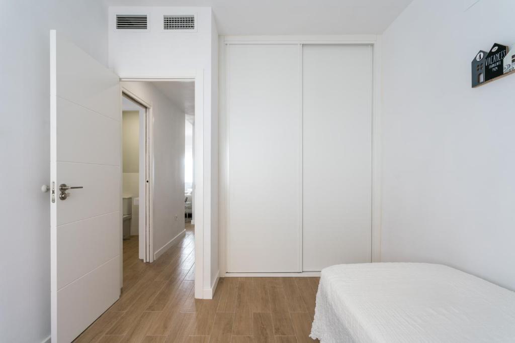 Posteľ alebo postele v izbe v ubytovaní TRIANA 3 Bedrooms & 2 bath Parking Included