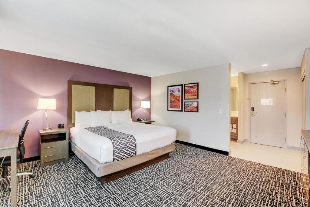 La Quinta Inn & Suites by Wyndham Las Vegas Nellis - Deluxe King Room