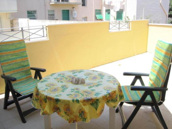- Balcón con mesa y 2 sillas en B&B Il Brigante, en Alghero
