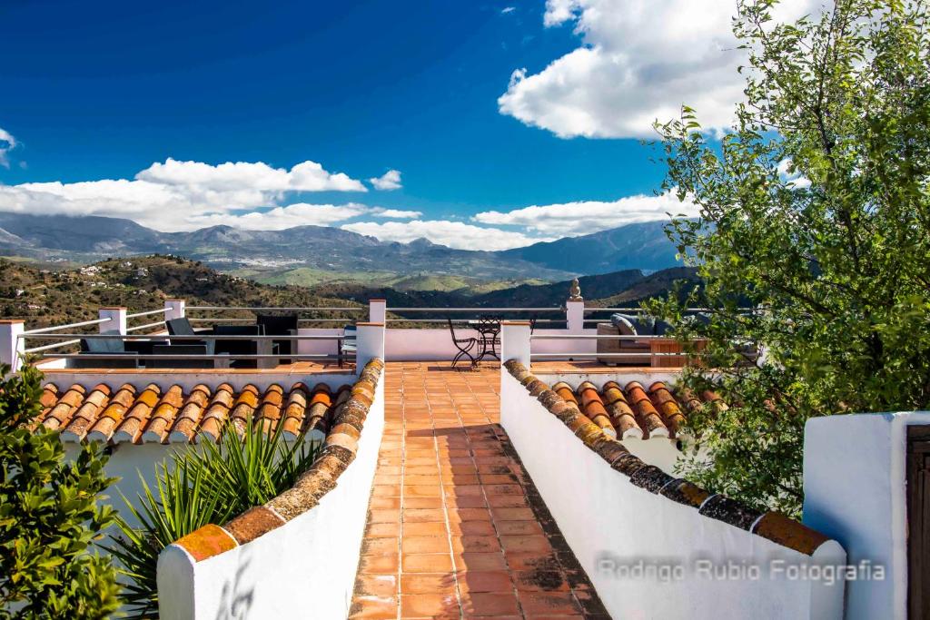 una vista desde el balcón de una casa en Viva España, en Comares