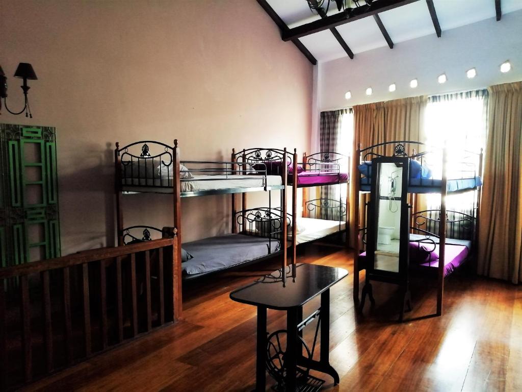 Katil dua tingkat atau katil-katil dua tingkat dalam bilik di Great Shanghai Guesthouse