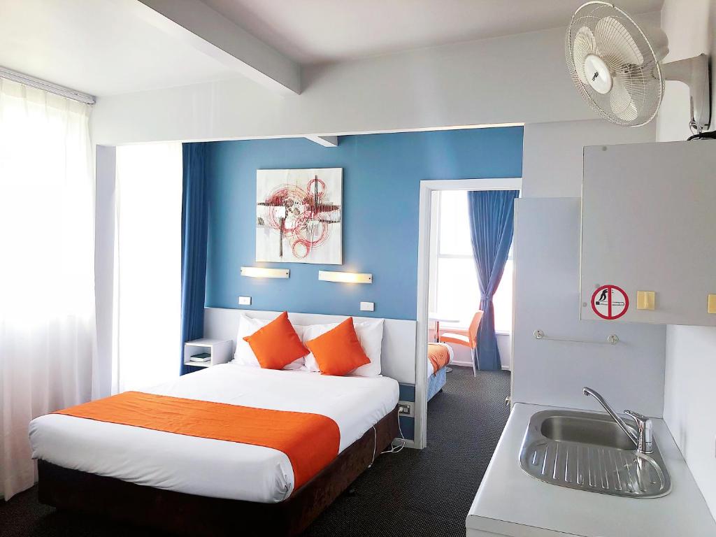 Postel nebo postele na pokoji v ubytování Waterfront Lodge Motel