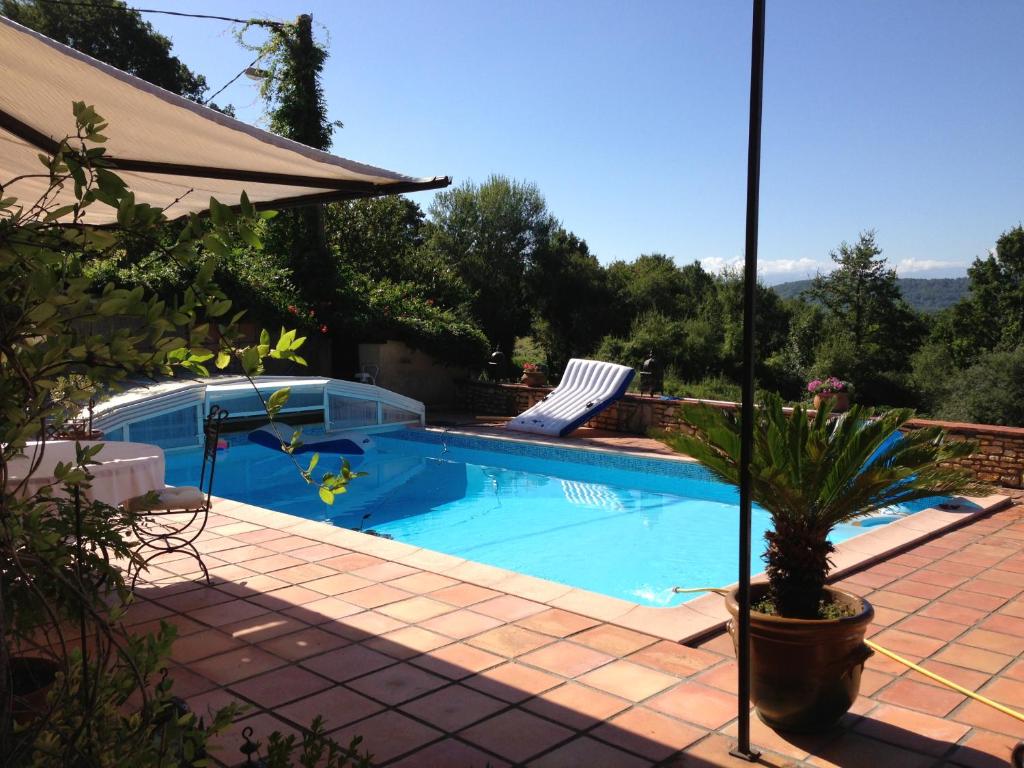 a swimming pool with a view of the mountains at Annie chambres hôtes in Cassagnabère-Tournas