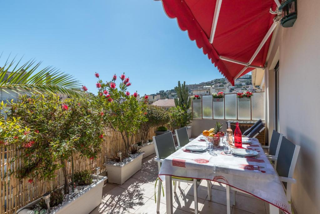 patio con mesa y sillas en el balcón en LE MANTEGA - F2 MODERNE,CENTRE VILLE, 2 GRANDES TERRASSES,CLIMATISATION, ASCENSEUR en Niza