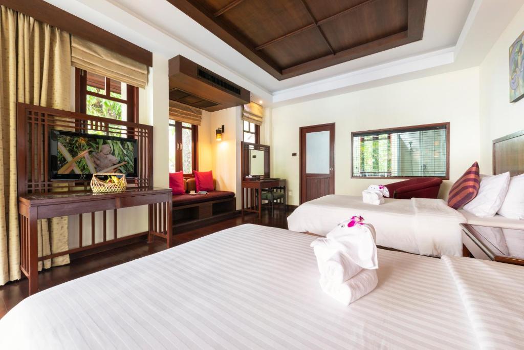 Postel nebo postele na pokoji v ubytování Khaolak Bayfront Resort