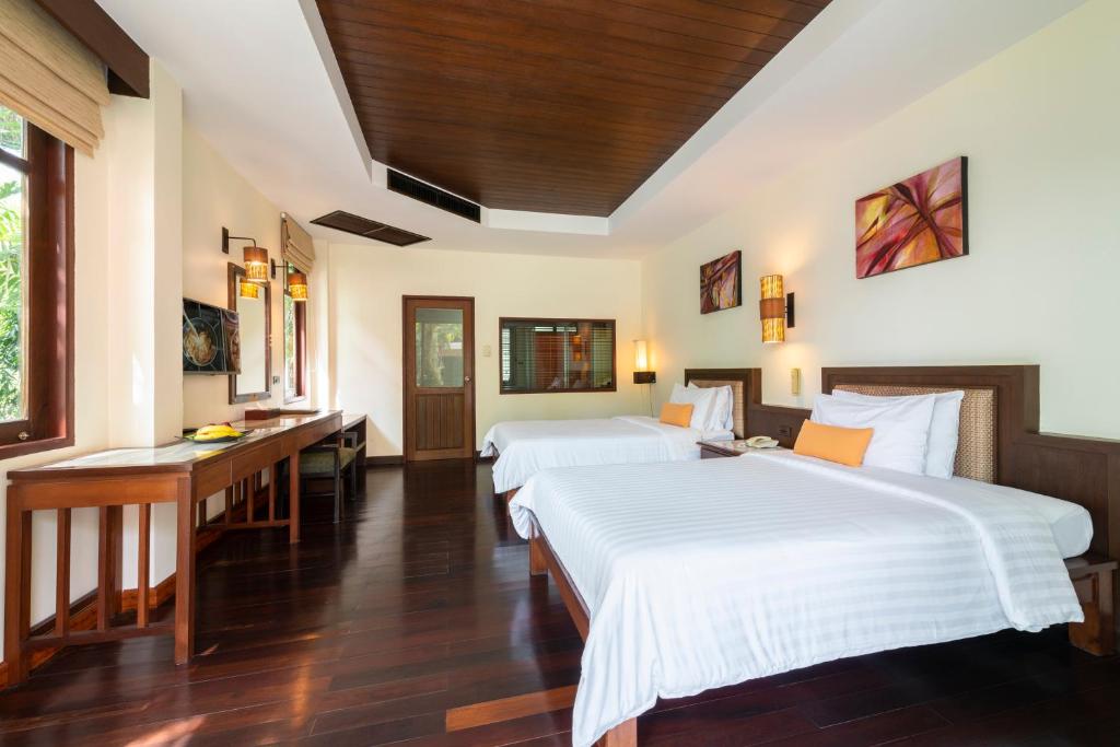Postel nebo postele na pokoji v ubytování Khaolak Bayfront Resort