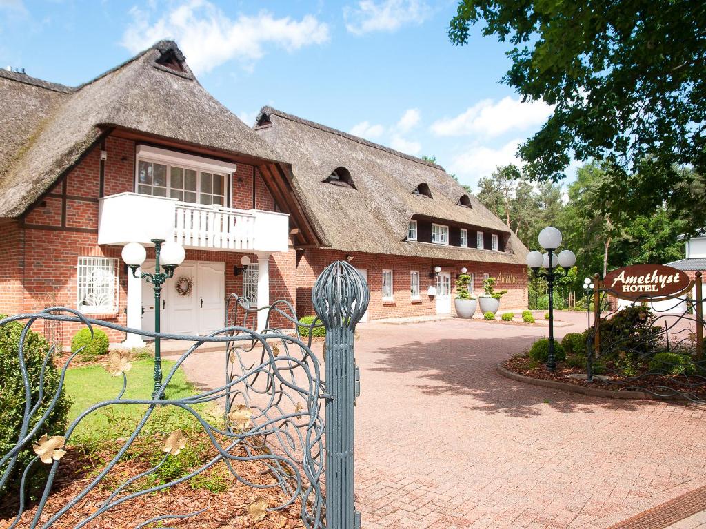 a building with a gate in front of it at Amethyst Hotel Garni Lüneburg in Lüneburg