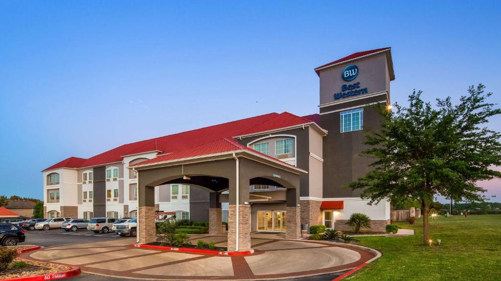 a front view of a hotel with a parking lot at Best Western Boerne Inn & Suites in Boerne