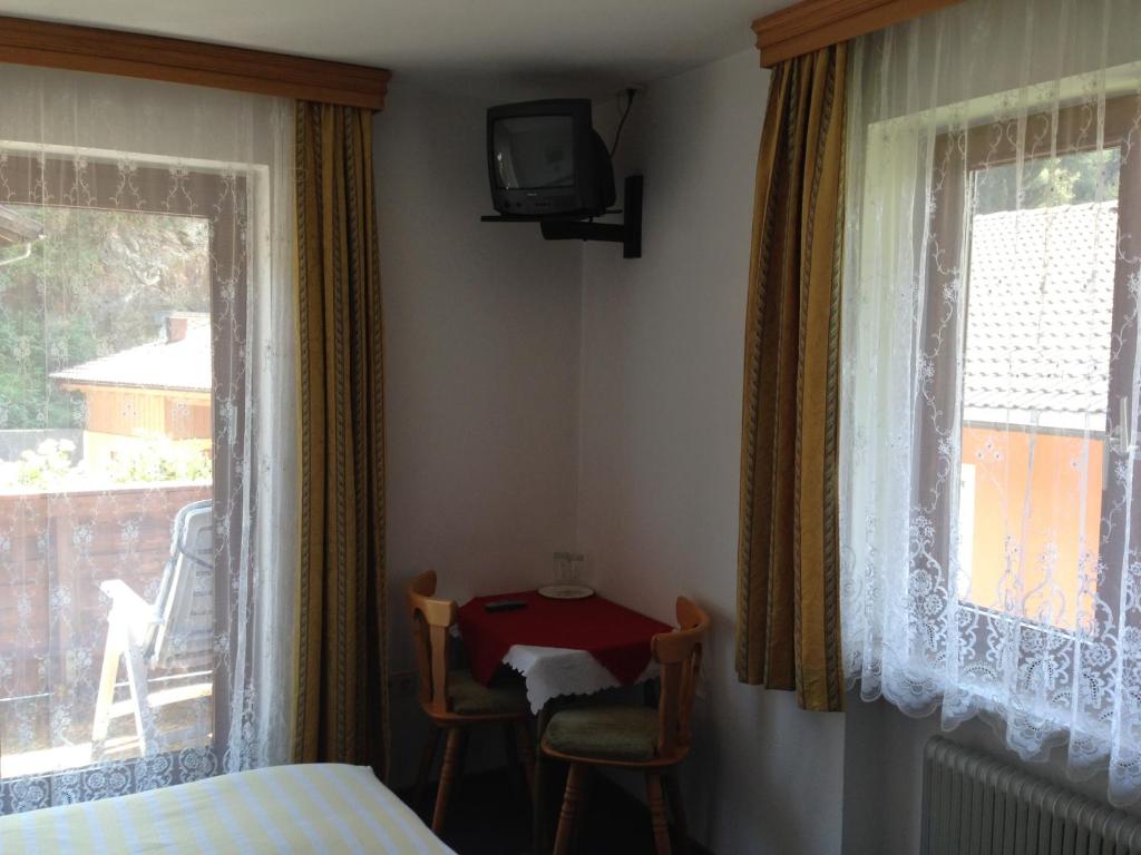 TV a/nebo společenská místnost v ubytování Haus Tenk