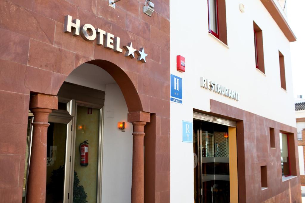 uma placa de hotel na lateral de um edifício em Hotel Rocio em Villafranca de Córdoba
