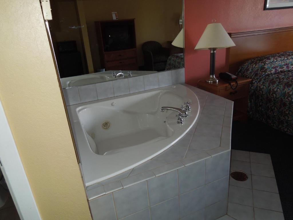 Kozy Inn - King Room With Spa Bath - Non-Smoking