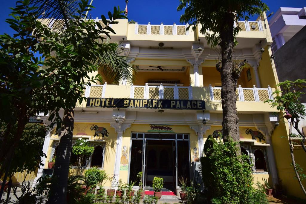 un hotel con un letrero que lee el palacio del patio del hotel en Bani Park Hotel, en Jaipur