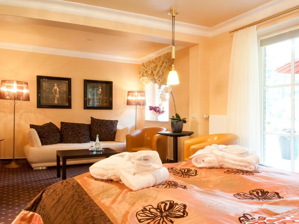Postel nebo postele na pokoji v ubytování Amethyst Hotel Garni Lüneburg