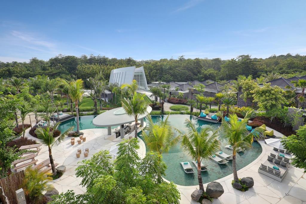 金巴蘭的住宿－Cross Bali Breakers - formerly X2 Bali Breakers，享有度假村游泳池的空中景致
