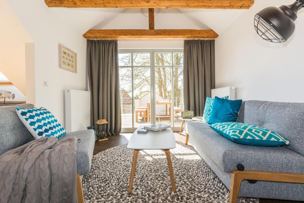 - un salon avec un canapé et une table dans l'établissement Traumhafte Wohnung mit Sauna - 100m vom Strand, à Rerik