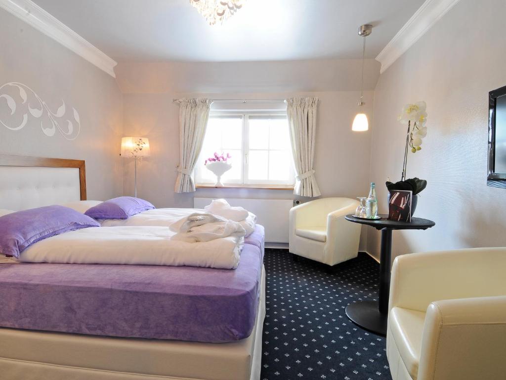 Postel nebo postele na pokoji v ubytování Amethyst Hotel Garni Lüneburg