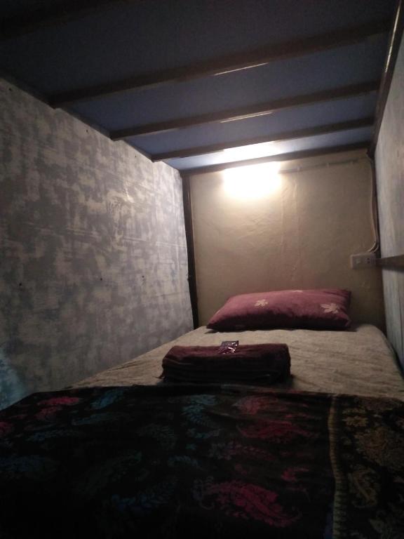 Letto o letti in una camera di Salty Dog Hostel