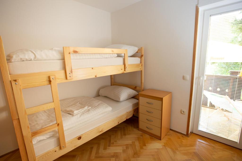 Postel nebo postele na pokoji v ubytování Hostel LakeBled