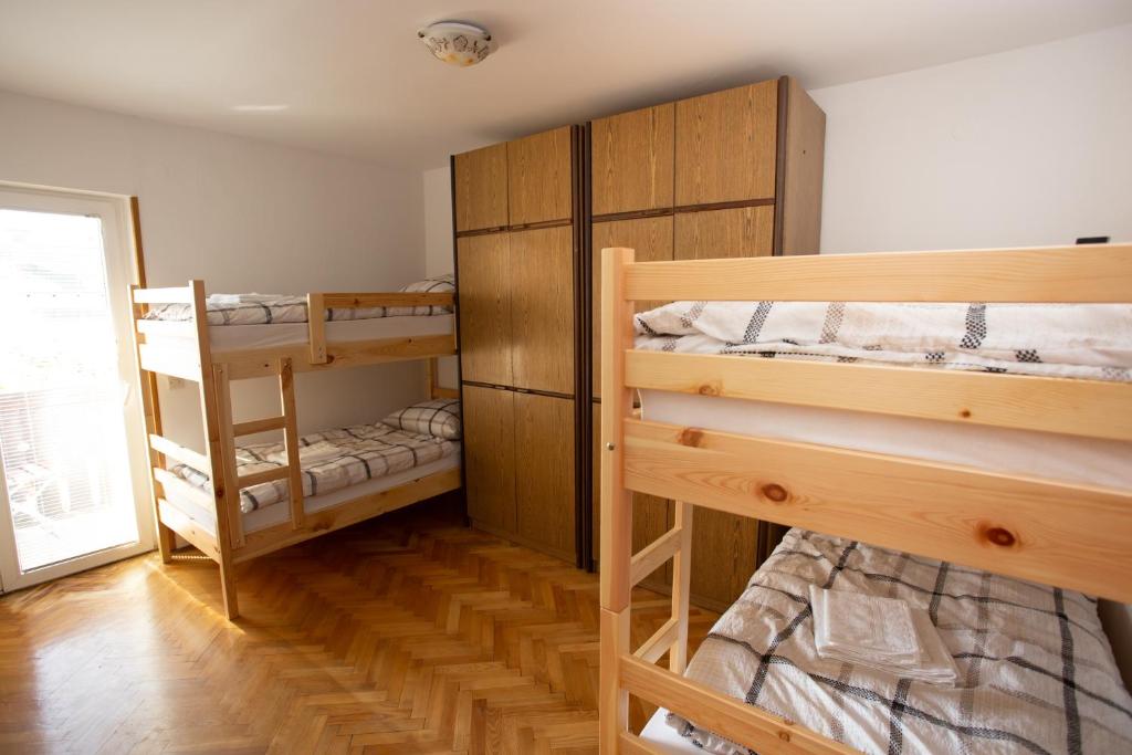 Postel nebo postele na pokoji v ubytování Hostel LakeBled