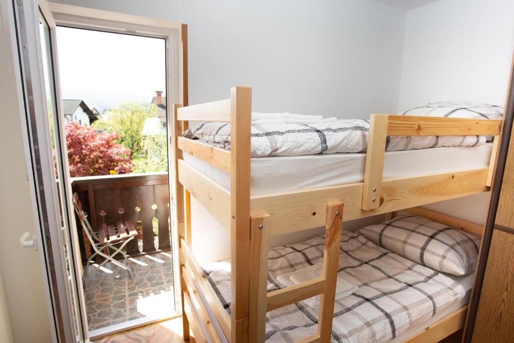 Postel nebo postele na pokoji v ubytování Hostel LakeBled