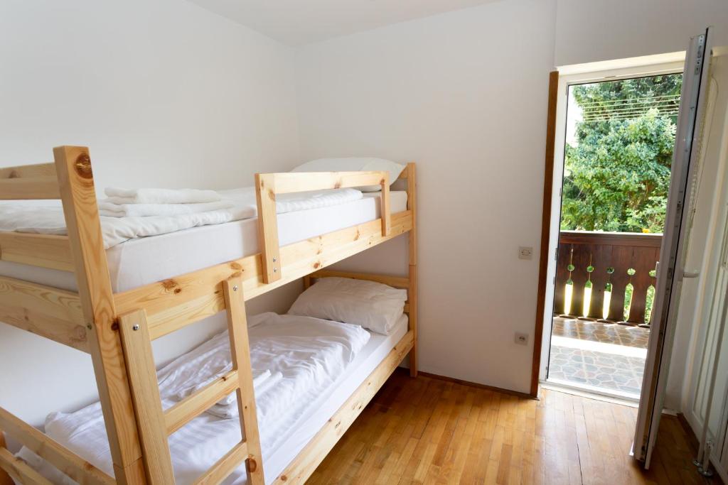 Postel nebo postele na pokoji v ubytování Hostel LakeBled