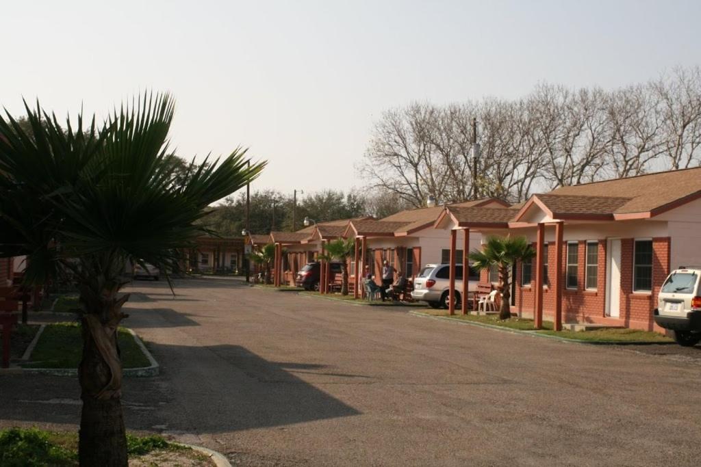 una fila de casas en una calle residencial en Bayfront Cottages, en Rockport