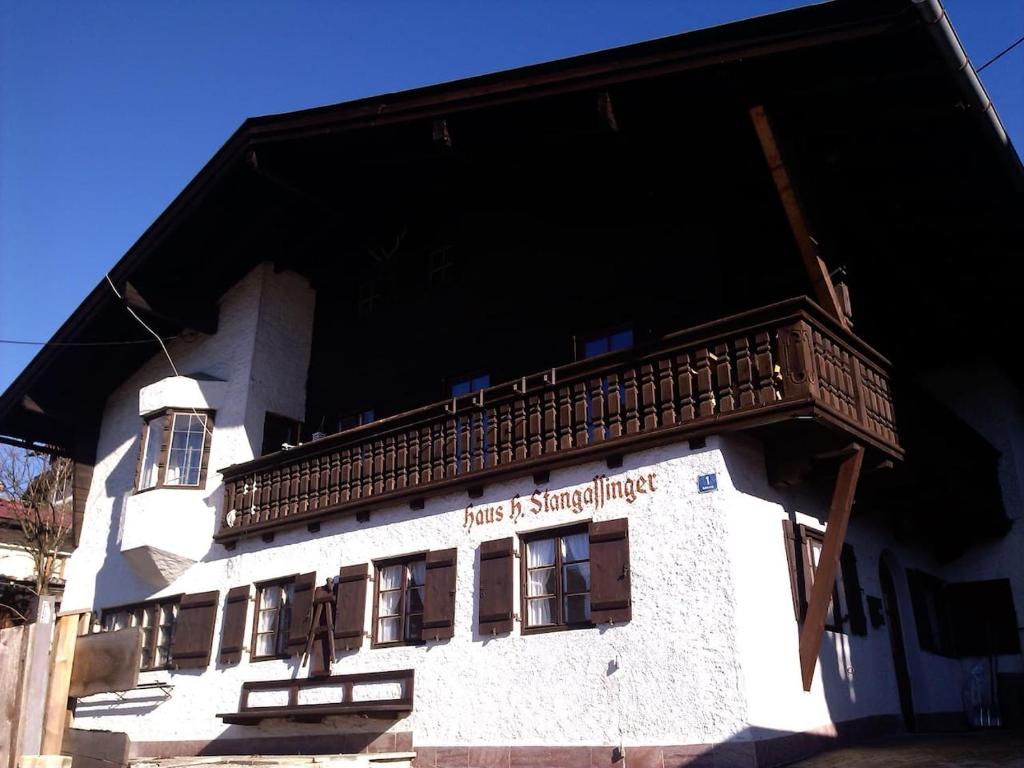 ein Gebäude mit Balkon darüber in der Unterkunft Haus H Stangassinger Apartments in Berchtesgaden