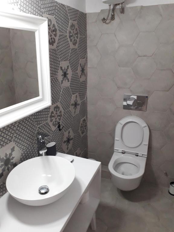A bathroom at Filenia