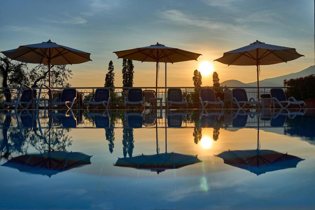 Bazén v ubytování Hotel Benacus Torri del Benaco nebo v jeho okolí