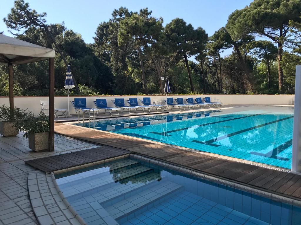 Bazén v ubytování G&D Hotel Deanna Pool&Brunch nebo v jeho okolí
