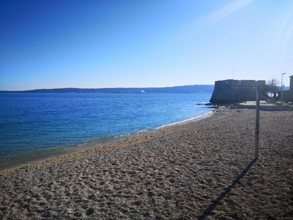 En strand vid eller i närheten av gästgiveriet