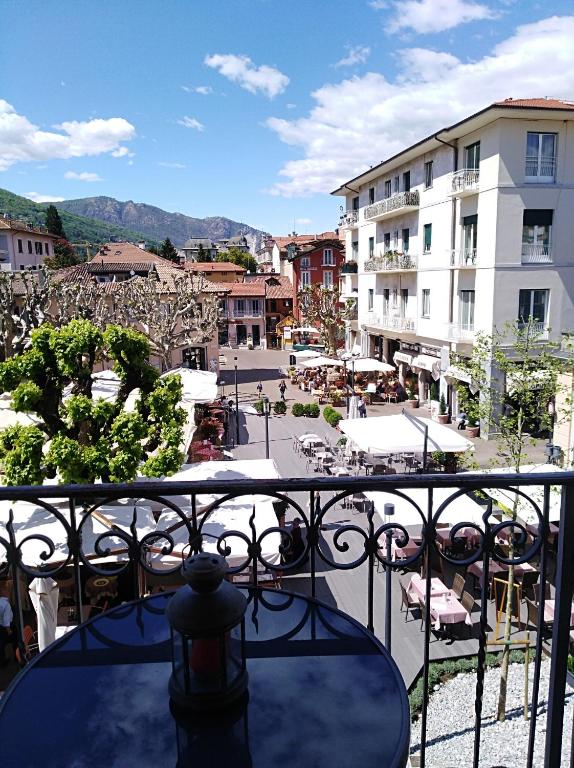 - Balcón con mesa y vistas a la ciudad en Nel cuore di Stresa, en Stresa