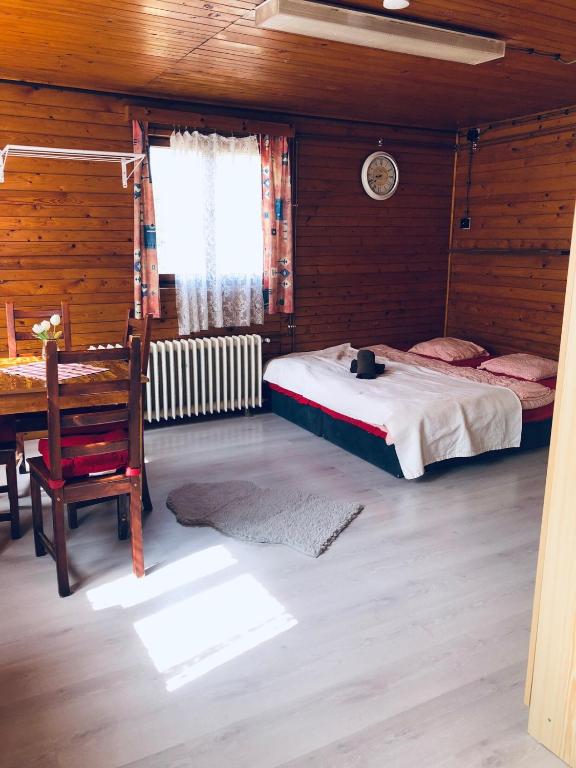 Postel nebo postele na pokoji v ubytování Chata u Kostela