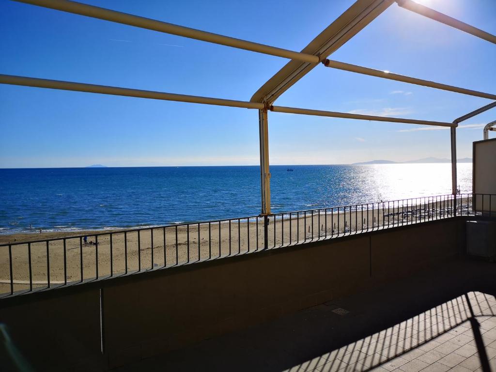 - Balcón con vistas al océano en Appartamenti Lungomare Via Roma, en Castiglione della Pescaia