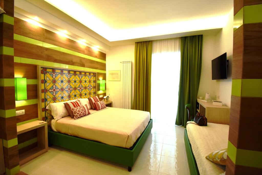 Postel nebo postele na pokoji v ubytování Melody Sorrento Suites