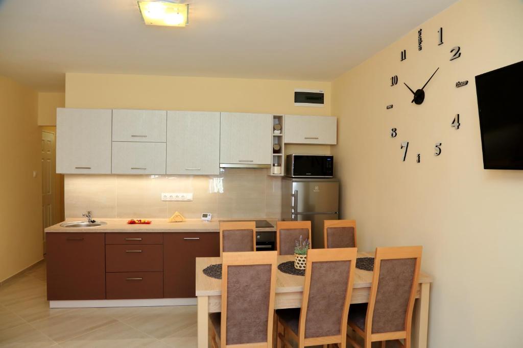 Kuchnia lub aneks kuchenny w obiekcie Mária Apartman Pécs
